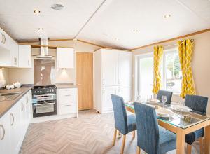 Pemberton Marlow kitchen dining area photo